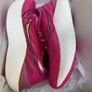 Saucony Women's Endorphin Pro 3 carbon plated Running Shoes